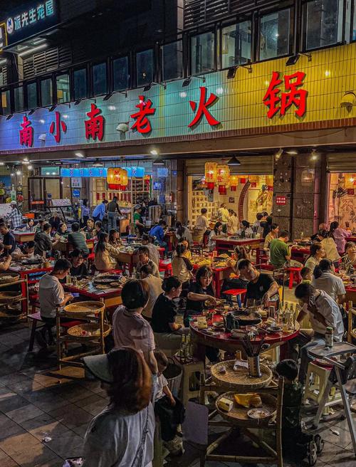 城市火锅店周末高峰等位场景