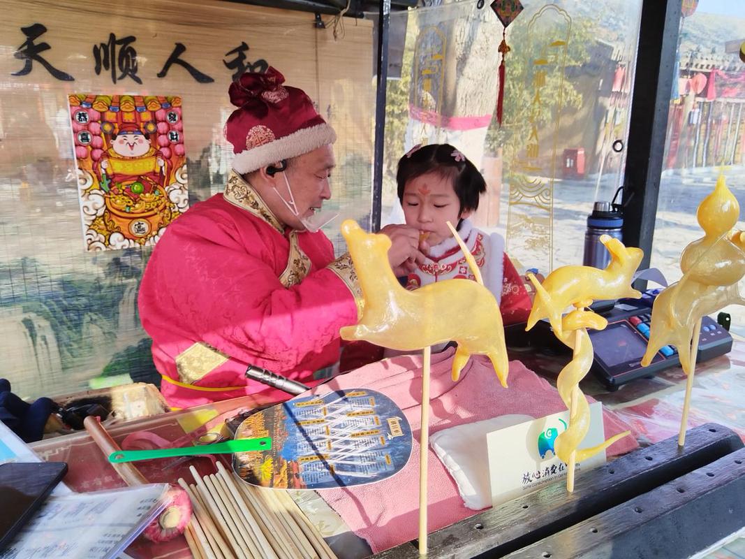 非遗糖人街头制作场景