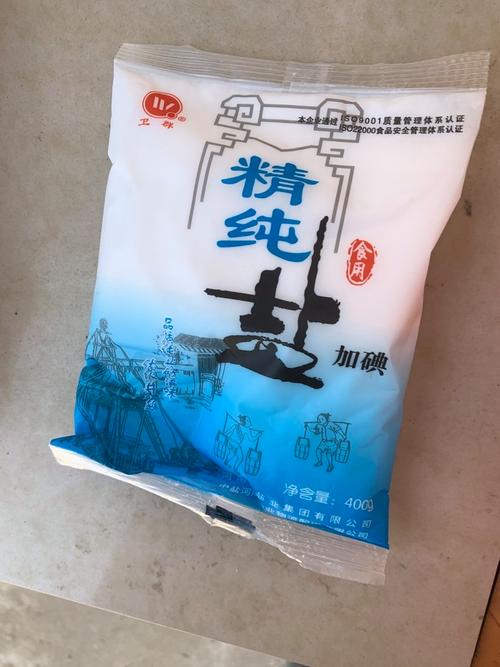 家用冰箱内受潮结块的袋装食盐