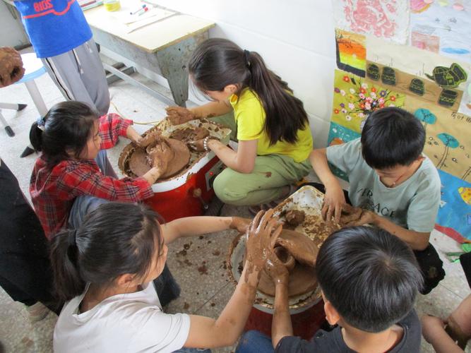 中小学劳动实践课沾泥的学生双手