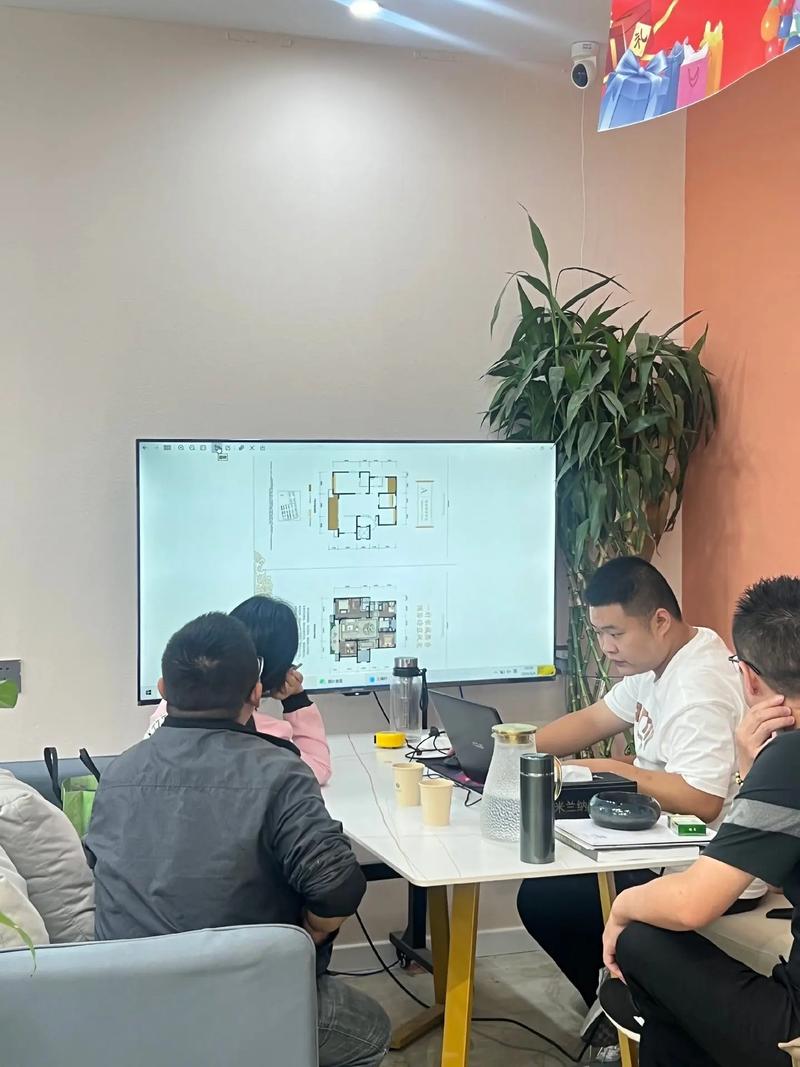 家庭装修贷款咨询场景 业主与工程师讨论