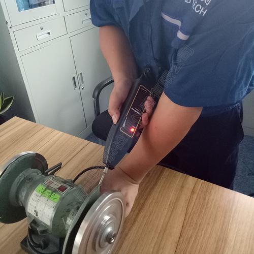 老工人使用听诊器检测设备轴承状态