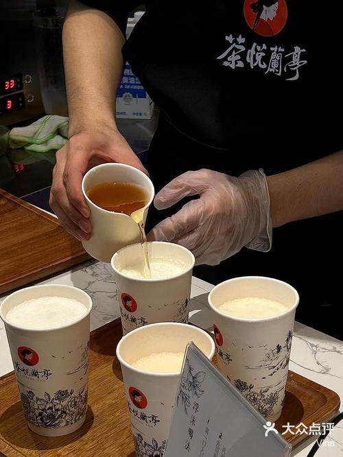 大学城夫妻档奶茶店手工煮茶底实拍