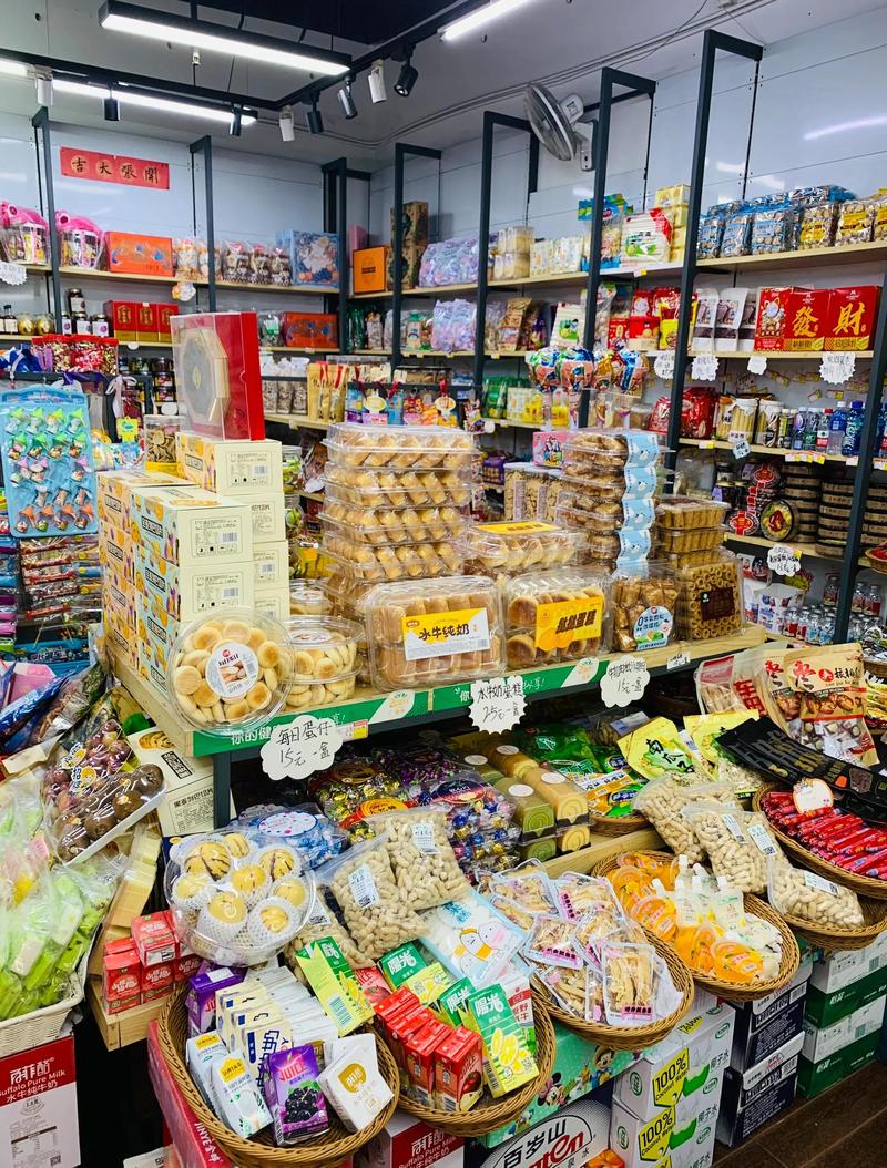 社区夫妻店零食货架实拍图