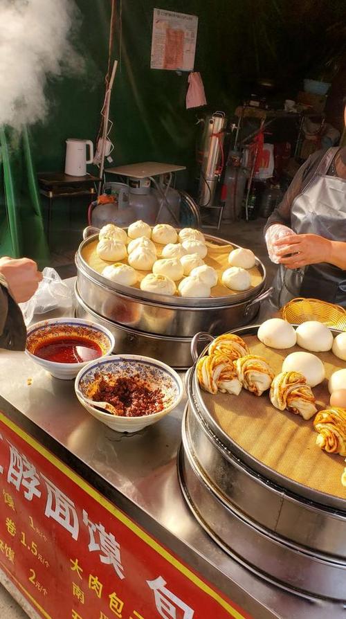 国内旅游城市本地早市美食摊位实景
