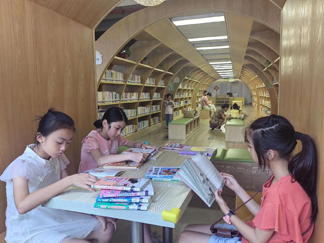 随迁子女在图书馆阅读