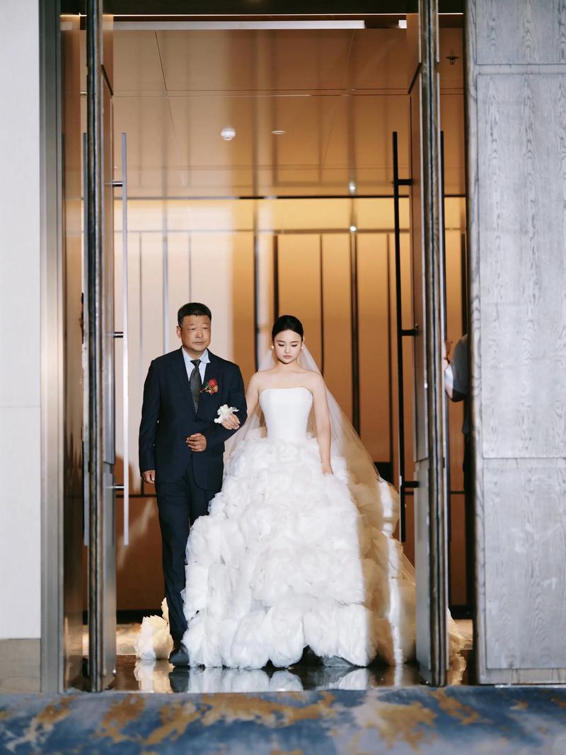 新娘与父亲在家客厅练习婚礼第一支舞,穿着便服,温馨场景