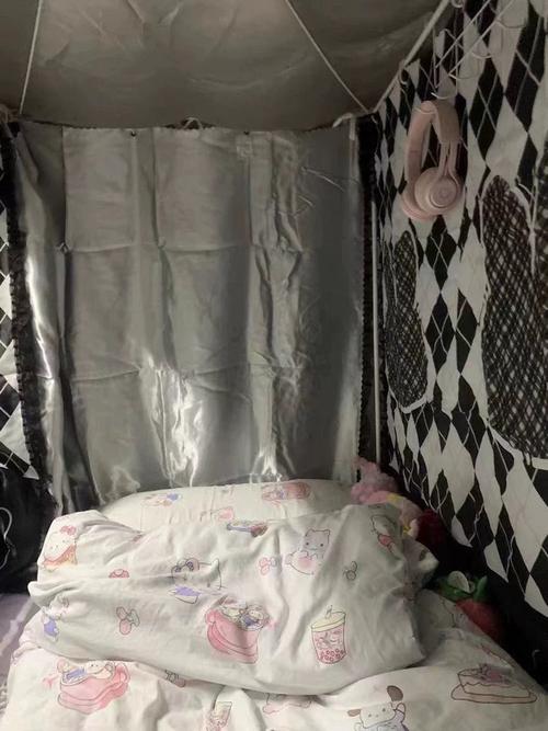倒班工人出租屋拉遮光帘睡前准备图