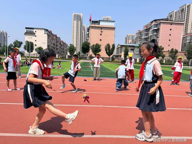 中小学课后服务学生练习踢毽子盘踢场景