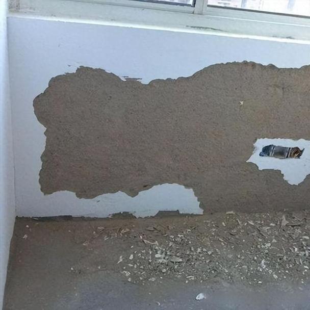 装修现场劣质砂纸掉砂污染地面实拍
