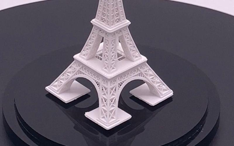 家用桌面3D打印机正在打印埃菲铁塔模型