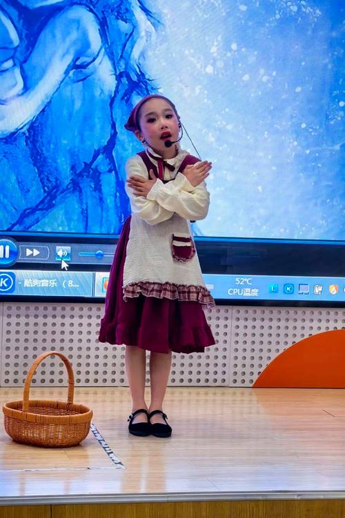 儿童角色扮演读童话游戏实拍图