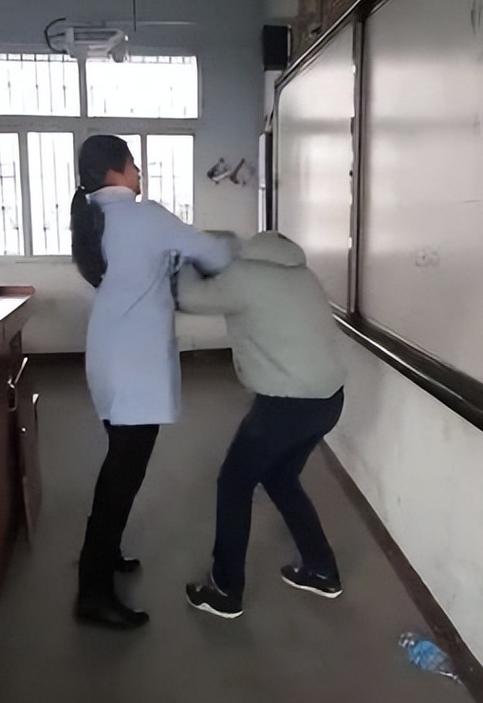 校园欺凌场景老师介入