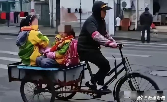 城郊工地门口骑三轮车接孩子的务工家长