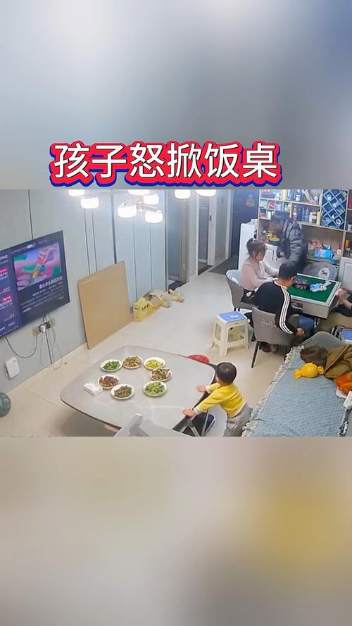 孩子饭桌上抬杠让大人尴尬场景