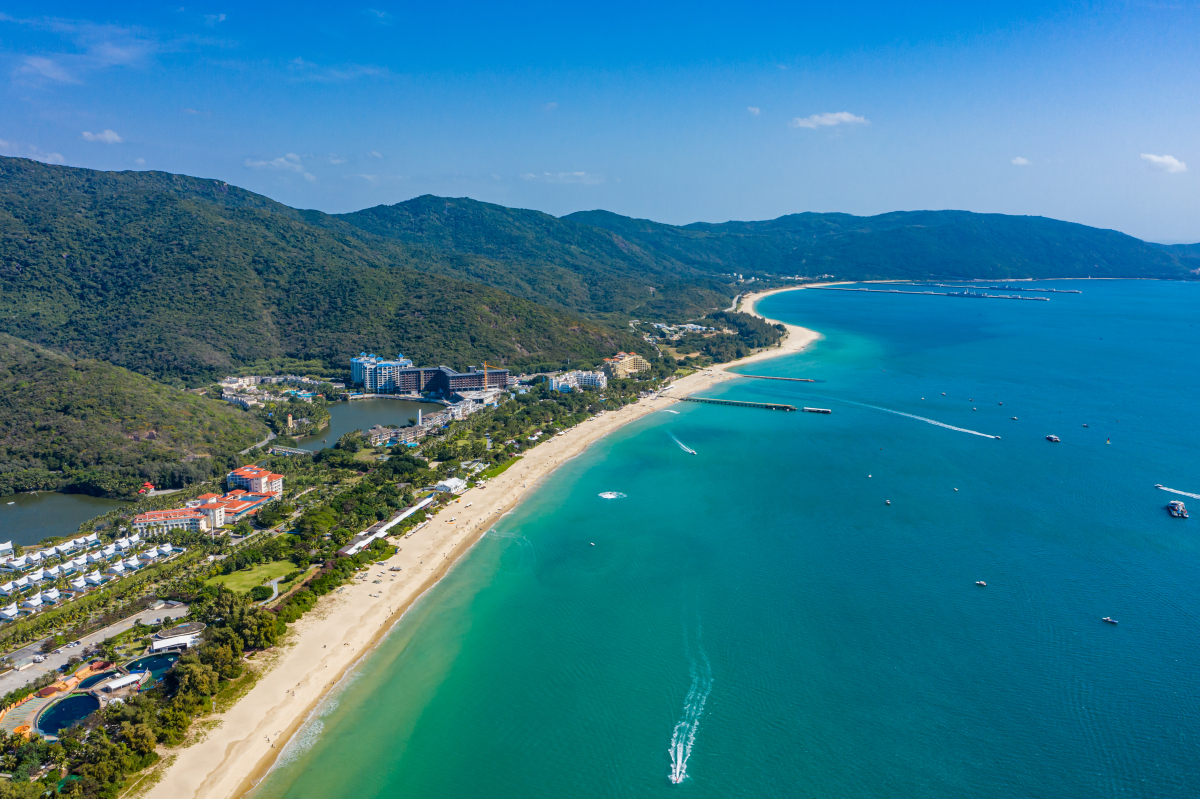 中国海南省三亚亚龙湾晴天海岸线