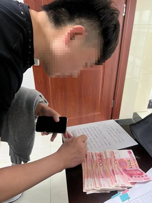 普通人拿着皱巴巴合同蹲法院门口叹气