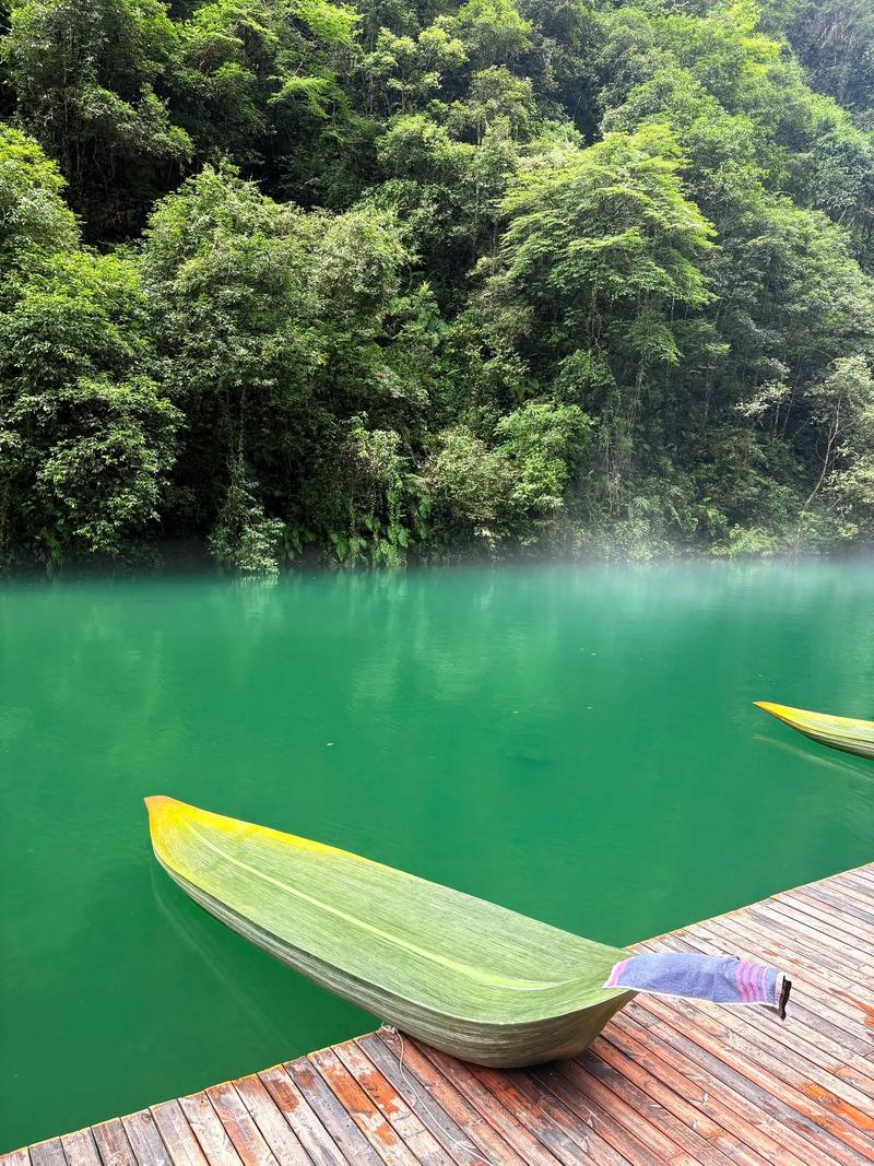 屏山峡谷碧水扁舟