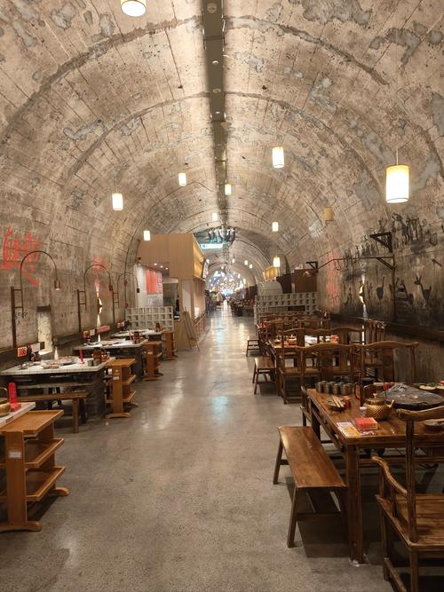 三、从《火锅英雄》到白象街:在防空洞里吃火锅,顺便穿越回民国