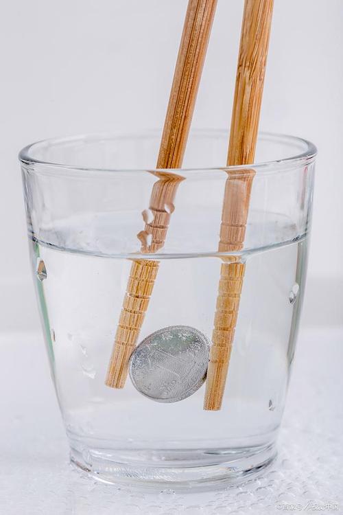 家庭餐桌透明水杯中弯折的筷子实拍