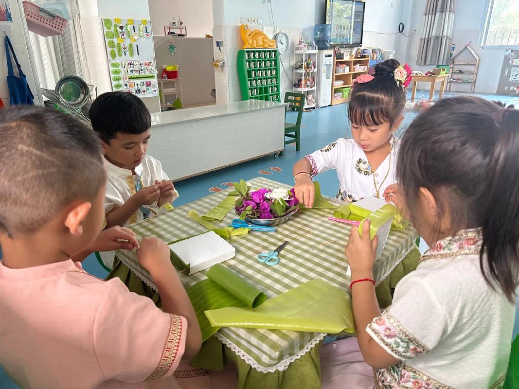 幼儿园孩子在学校做手工失败后,老师在一旁微笑鼓励
