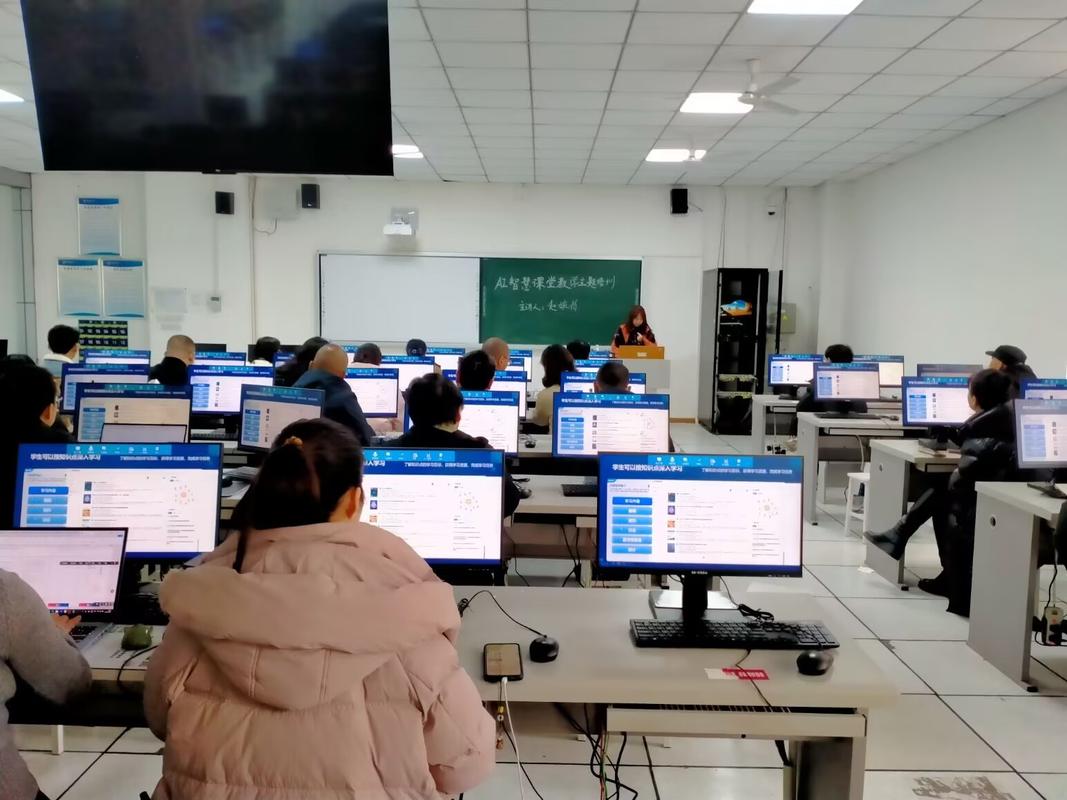 高校计算机课程混合式教学模式课堂实景图