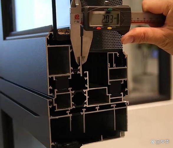 千分尺测量断桥铝型材壁厚现场实拍