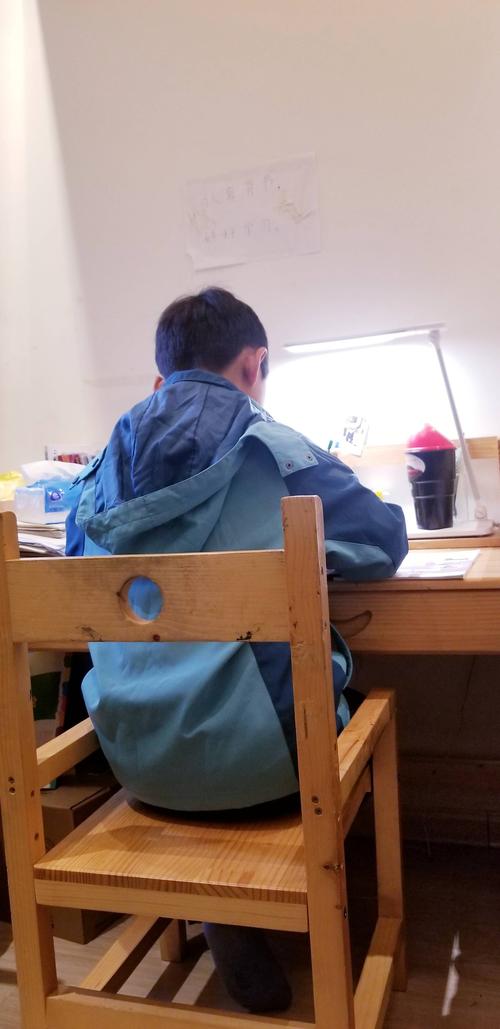 傍晚小学教室后门站着的攥半块橡皮的小男孩