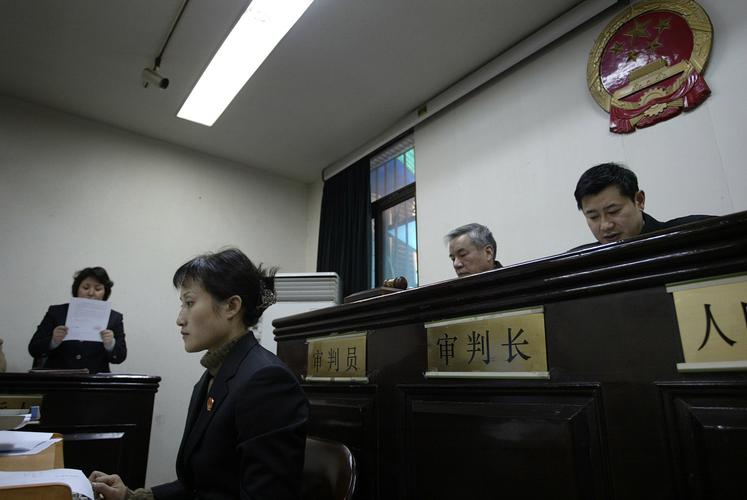律师在法庭上向对方当事人发问