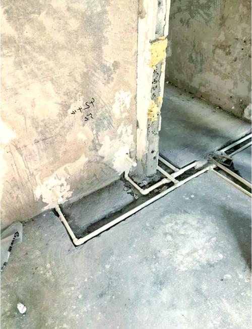 毛坯房暗装暖气片管路铺设现场图