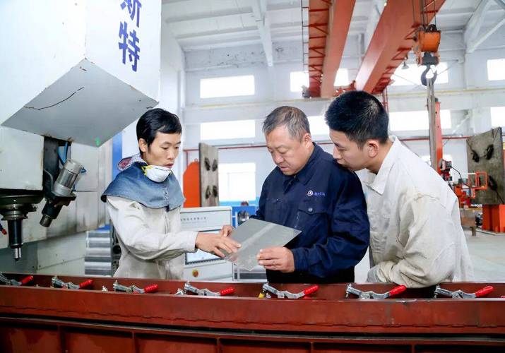航天焊工父子工厂交接班合影