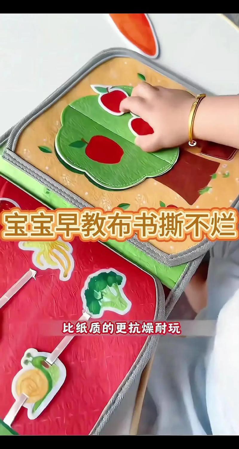 婴儿专注撕咬说明书特写,早教玩具被冷落一旁