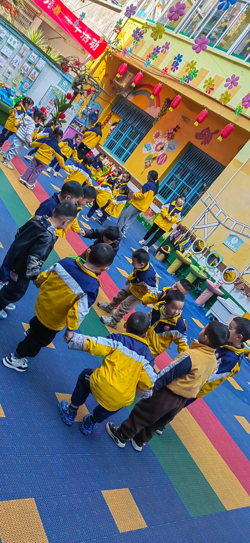 幼儿园学前教育户外集体游戏场景