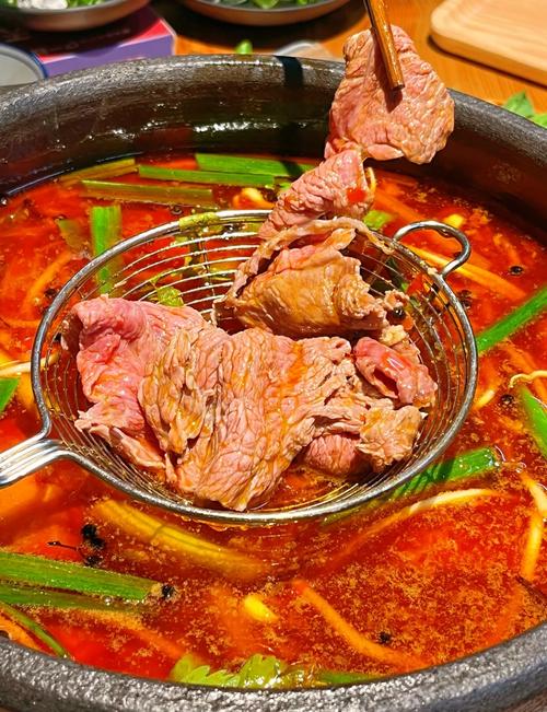 贵州红酸汤牛肉火锅开锅实景图