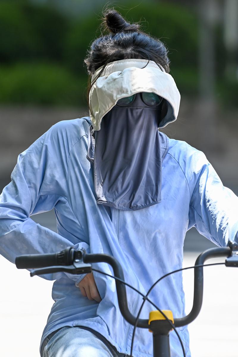 户外工作者佩戴遮阳帽和湿毛巾降温