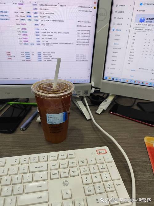 夜班工作者凌晨工位喝水场景