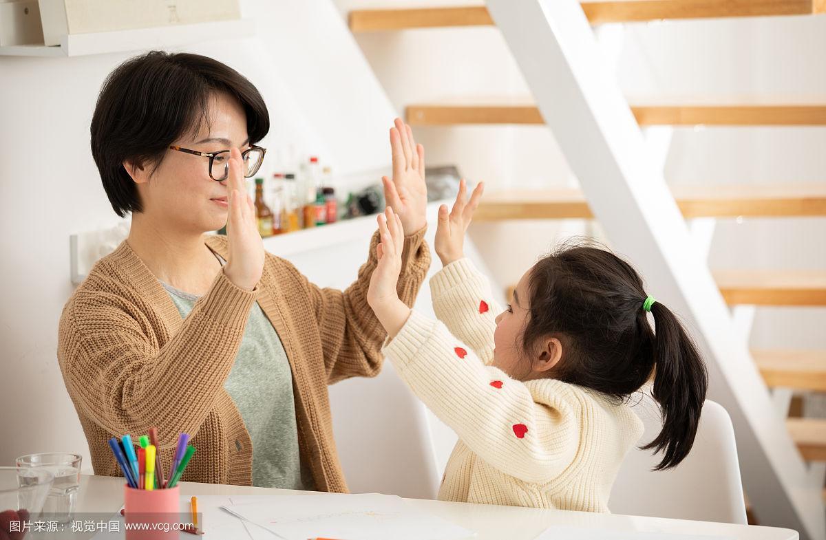 妈妈与宝宝分离时做击掌仪式