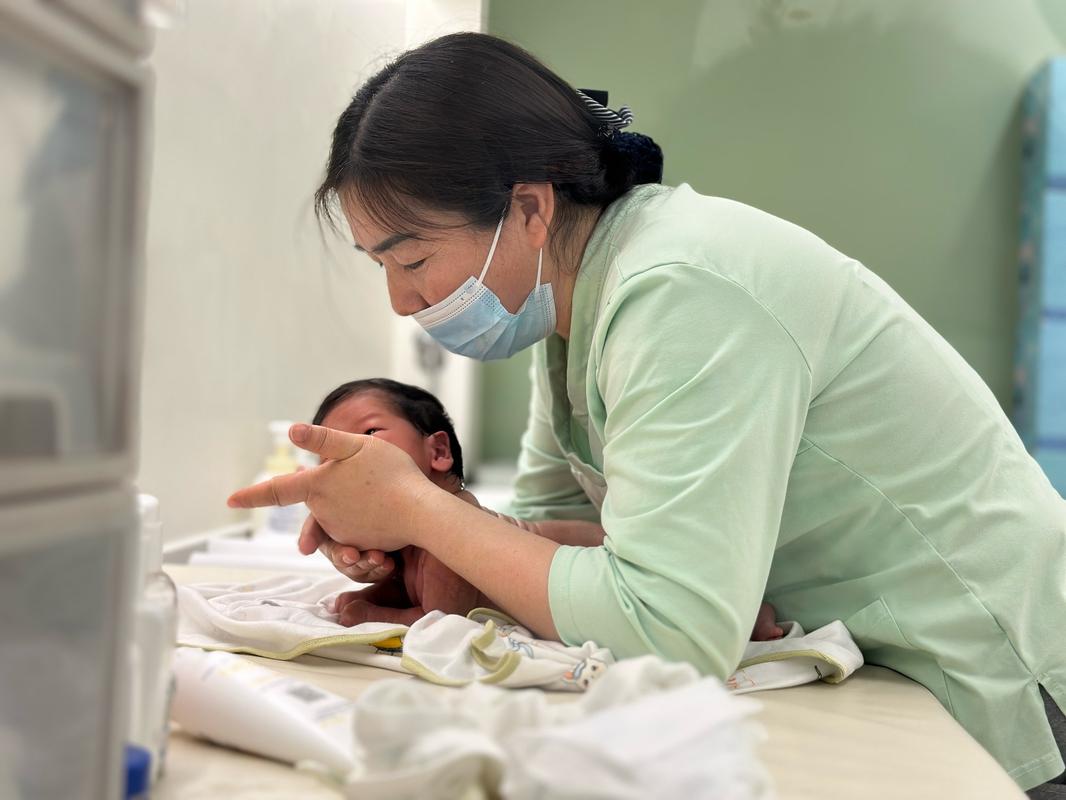 车间工人妈妈安抚哭闹幼儿的场景