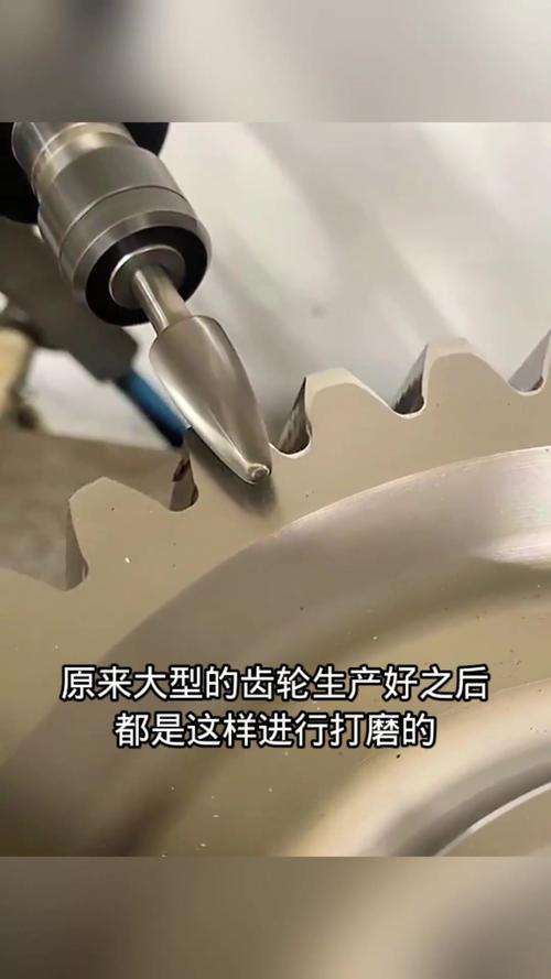 老工匠手工打磨精密齿轮特写