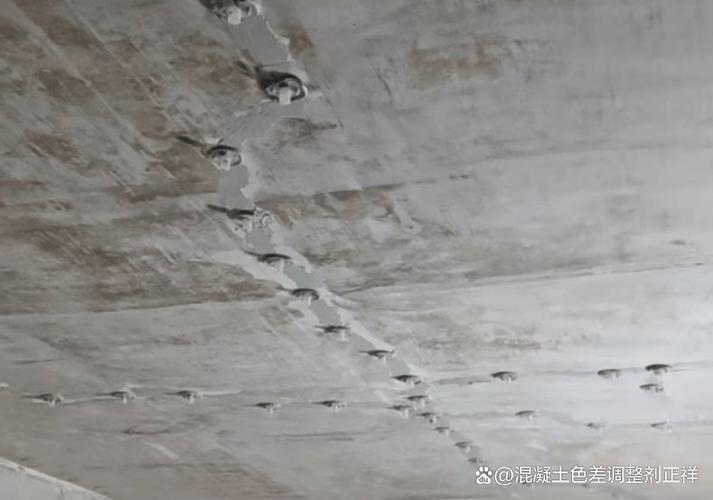 文保专业人员修复南京古民居裂缝注浆操作图
