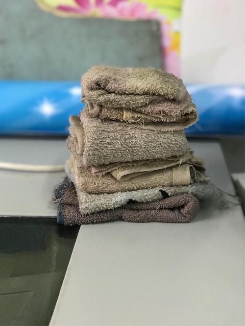 木桌上叠放整齐的棉质抹布