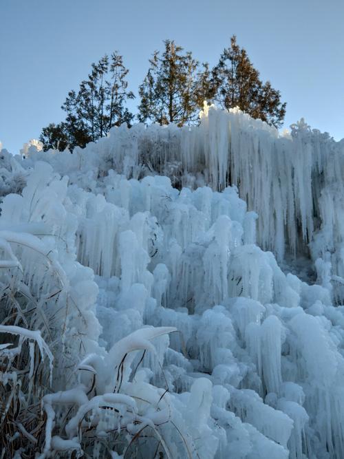 湖北南漳荆山冬季积雪玉龙景观