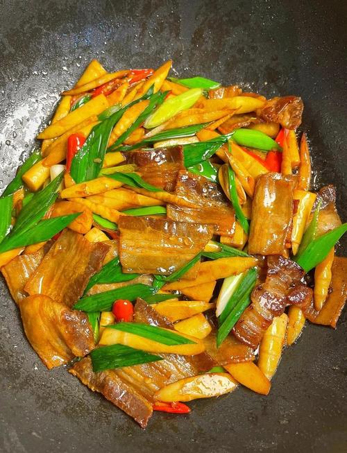 三清山脚下农家菜馆土猪肉烧笋菜品特写