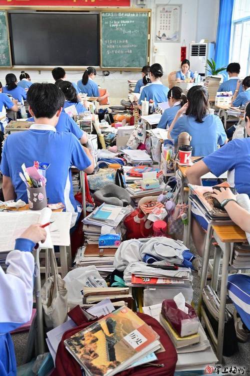 高三学生教室备考错题整理场景