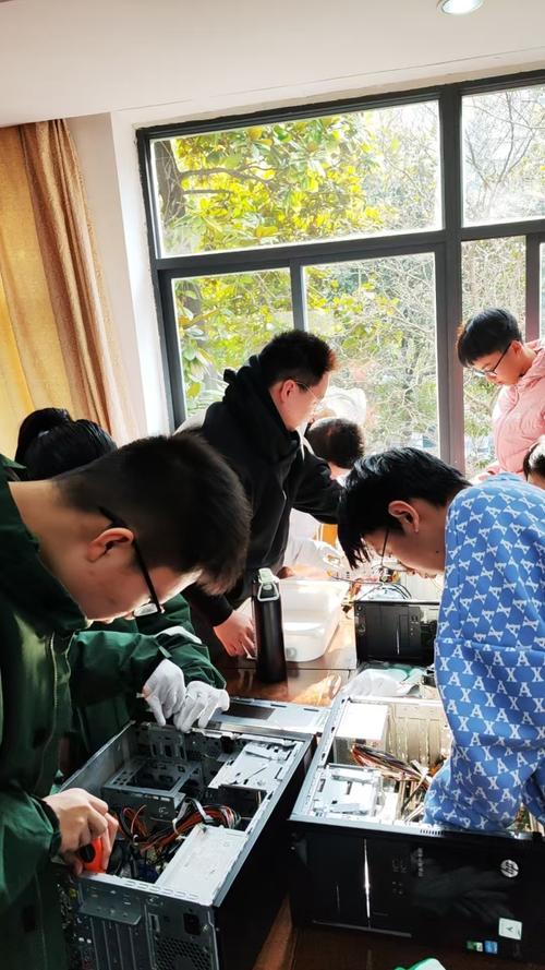 中学职业生涯规划体验课学生探索职业兴趣