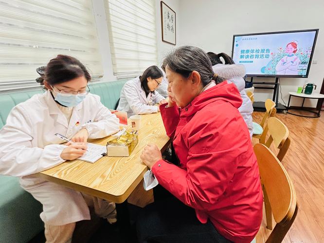 健康管理师为客户解读体检报告场景图