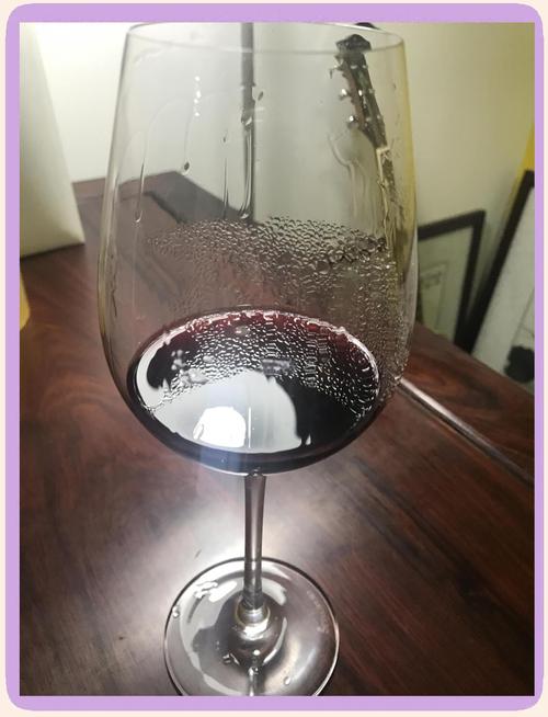 红酒挂杯现象泪脚特写