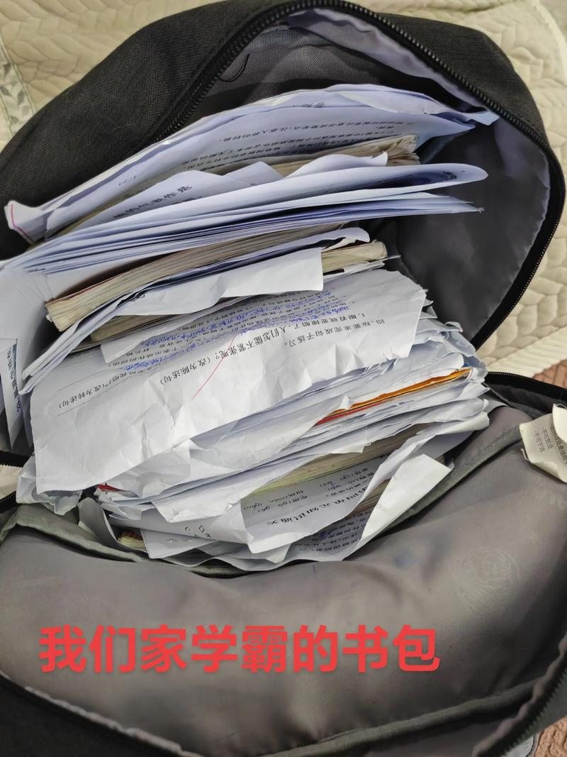 中小学生塞满补习资料的超重书包图
