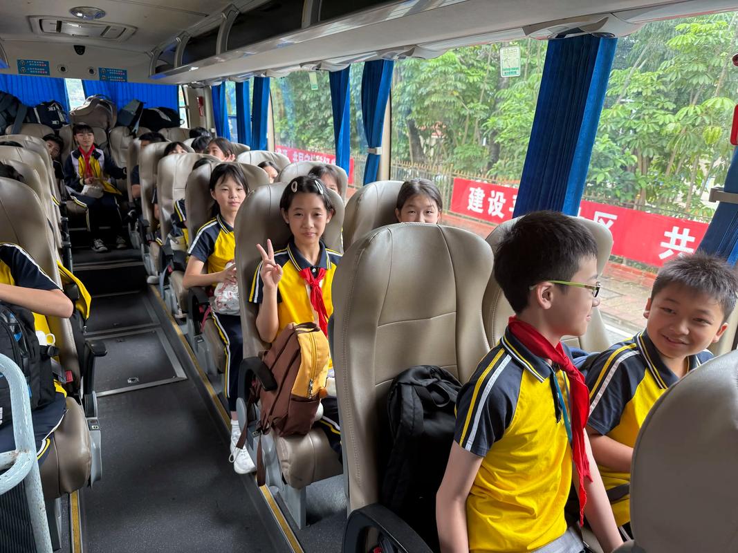 中小学生城市bus实践研学合影