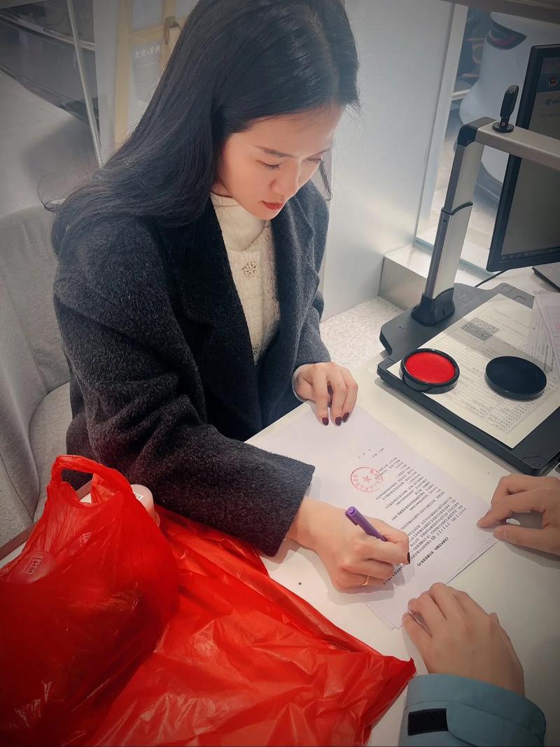 律所工作人员审查网贷合同细节特写